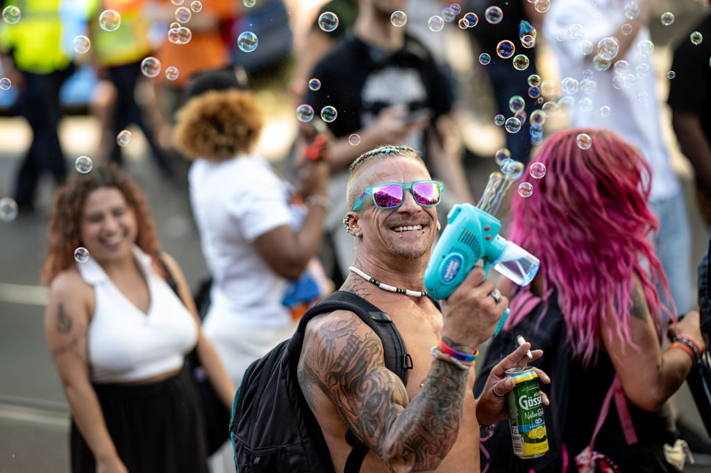 Technoparade "Zug der Liebe" zieht durch Berlin.