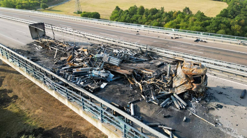 Die Vollsperrung der A38 ist nach einem Unfall aufgehoben.