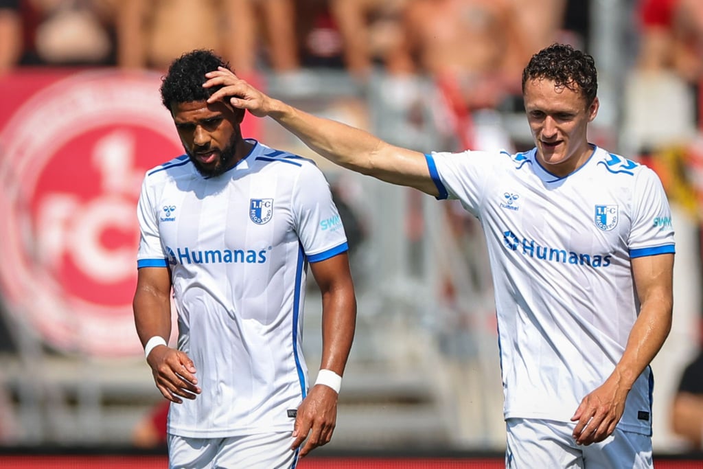 Vorlagengeber Martijn Kaars (r) und Torschütze Xavier Amaechi nach dem Treffer zum 1:0