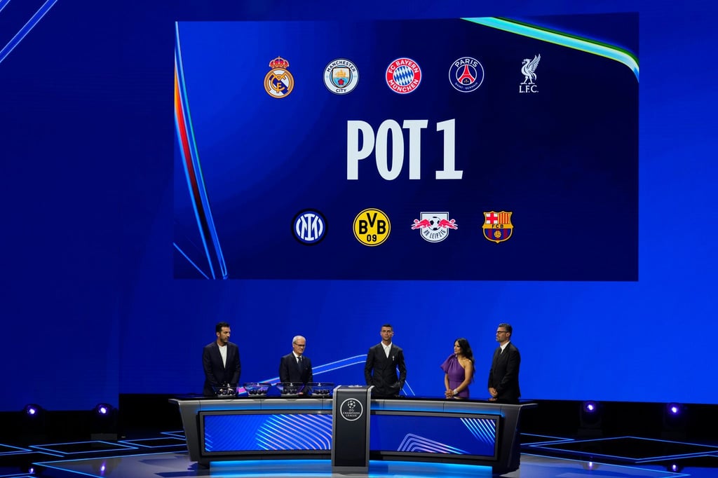 Nur der FC Bayern München startet mit einem Heimspiel in die Champions League.
