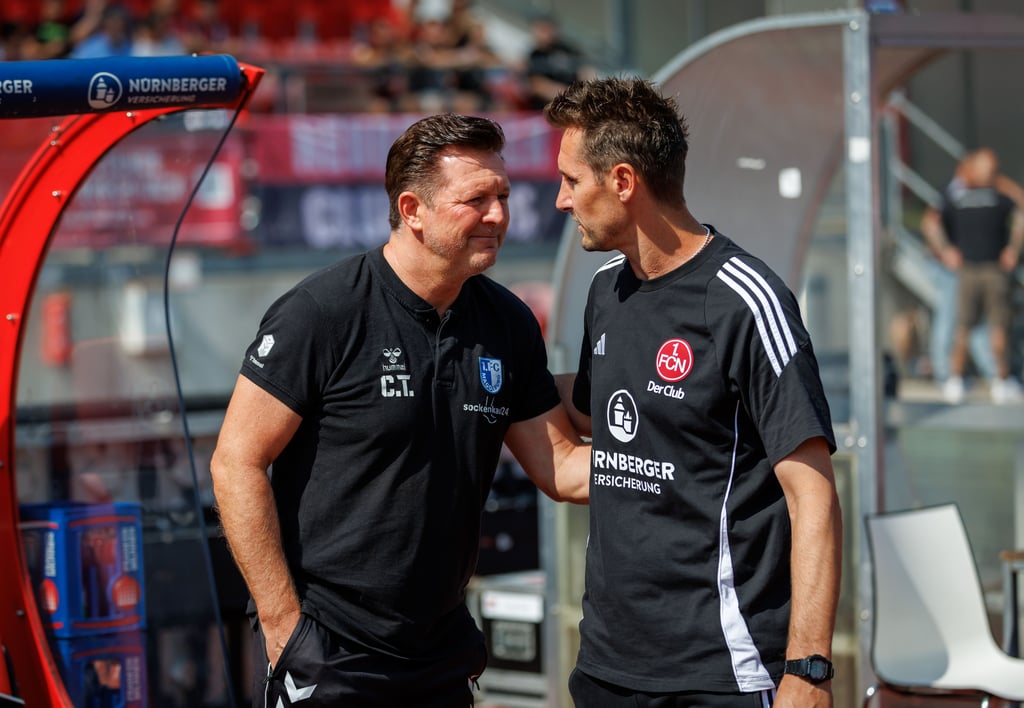 Vor der Begegnung unterhielt sich Christian Titz herzlich mit Miroslav Klose.