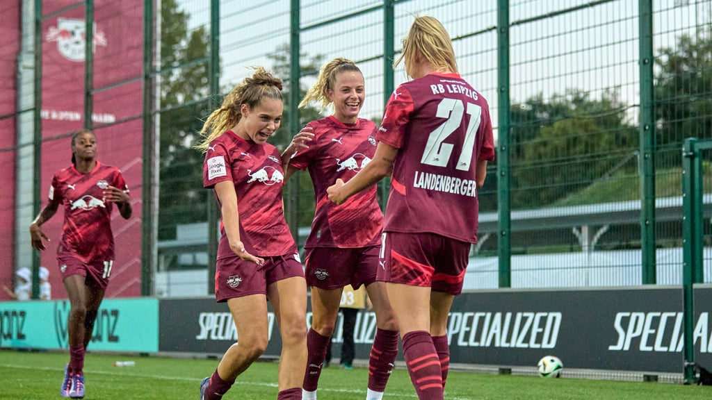Jubel bei Torschützin Julia Landenberger (r.) und ihren Mitspielerinnen nach dem 2:1 für RB Leipzig.