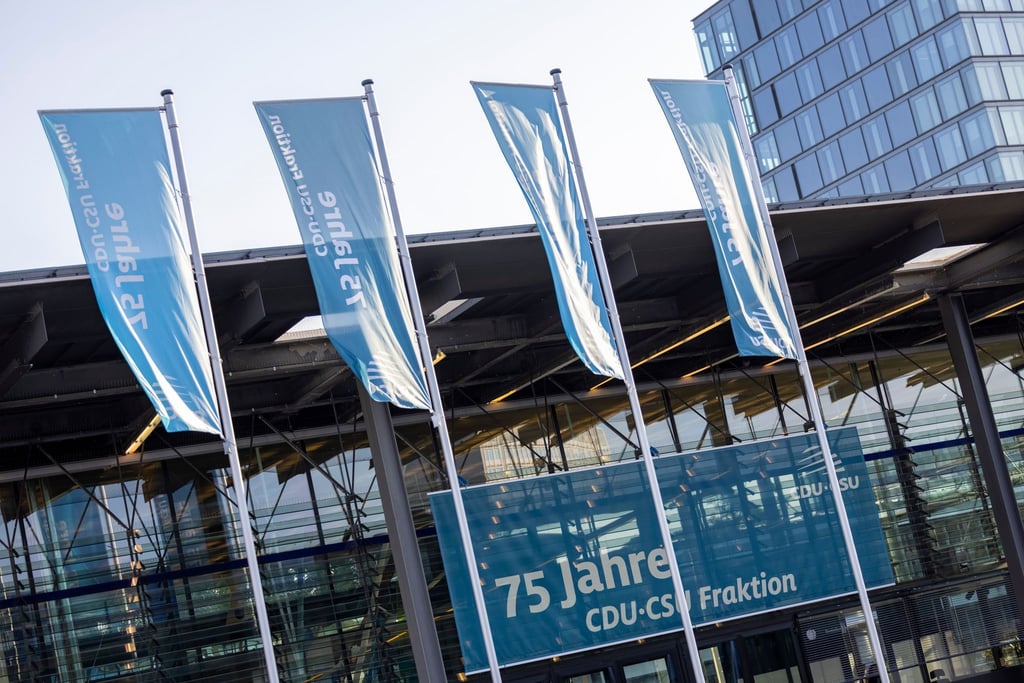Die CDU/CSU-Fraktion im Bundestag feiert ihr 75-jähriges Bestehen in Bonn. Und zwar im ehemaligen Plenarsaal. Dort wehen Fahnen zum Jubiläum.