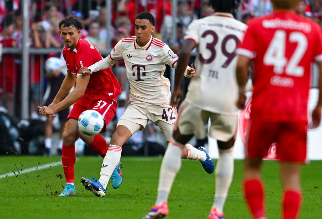 Bevor die heutigen Bayern-Profis gegen Freiburg spielten, wurden die Europokalsieger von 1974 geehrt.