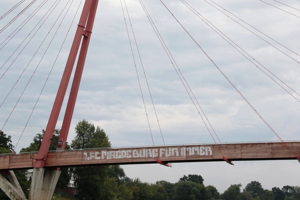 Dieser Schriftzug steht weithin sichtbar an der frisch sanierten Wasserfallbrücke in Magdeburg-Cracau.