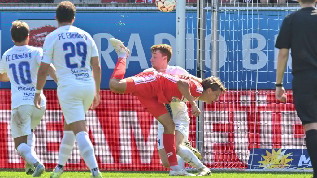 Per kunstvollem Hackentor besorgte Joe Joe Richardson das 2:0.