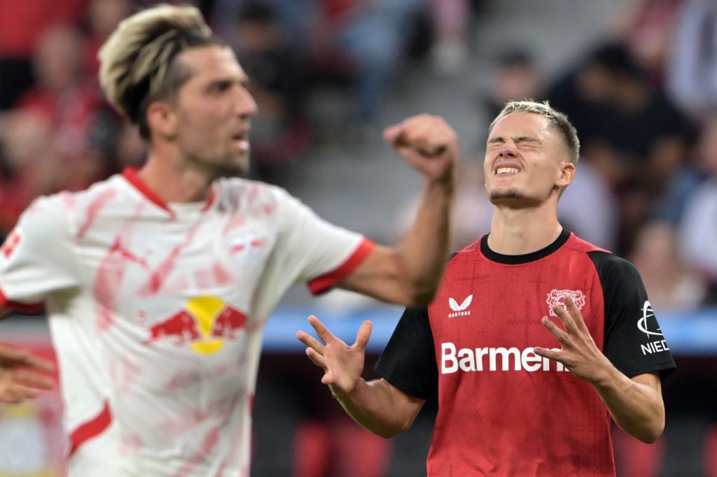 Leipzigs Kevin Kampl (l) jubelt über sein Tor, Florian Wirtz ärgert sich.