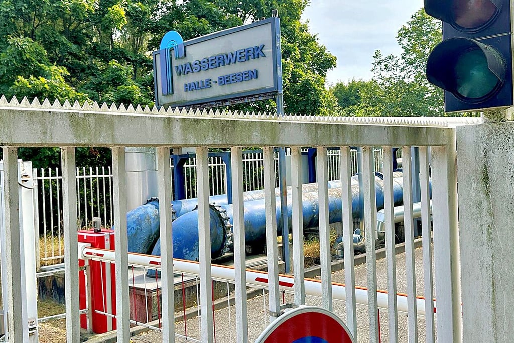 Die Technik im Wasserwerk in Halle-Beesen wird komplett erneuert. Nur die Gebäude bleiben stehen – was laut Jörg Schulze nachhaltiger als ein Neubau ist.