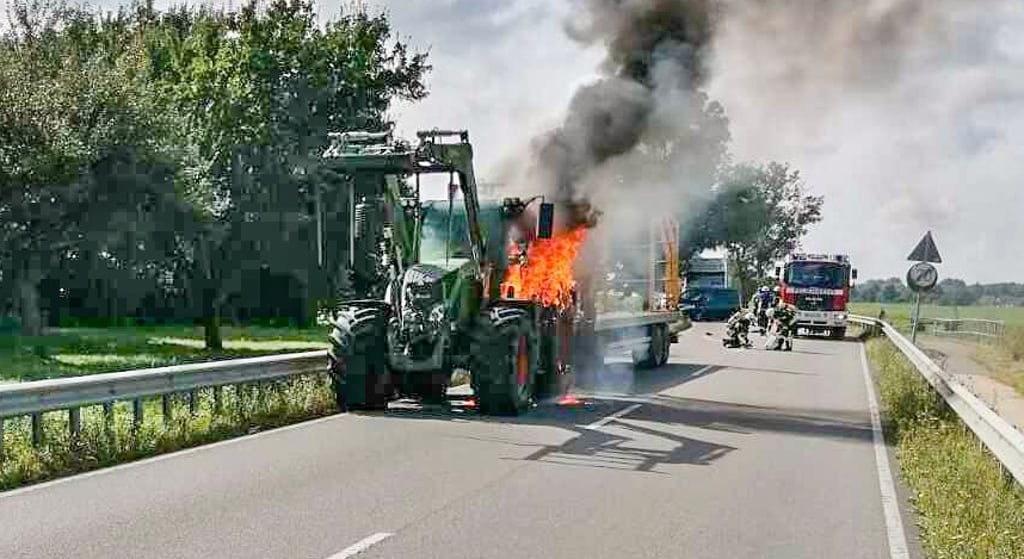 Komplett in Flammen stand dieser Traktor am Sonnabend auf der B 248 zwischen Salzwedel und Hoyersburg.