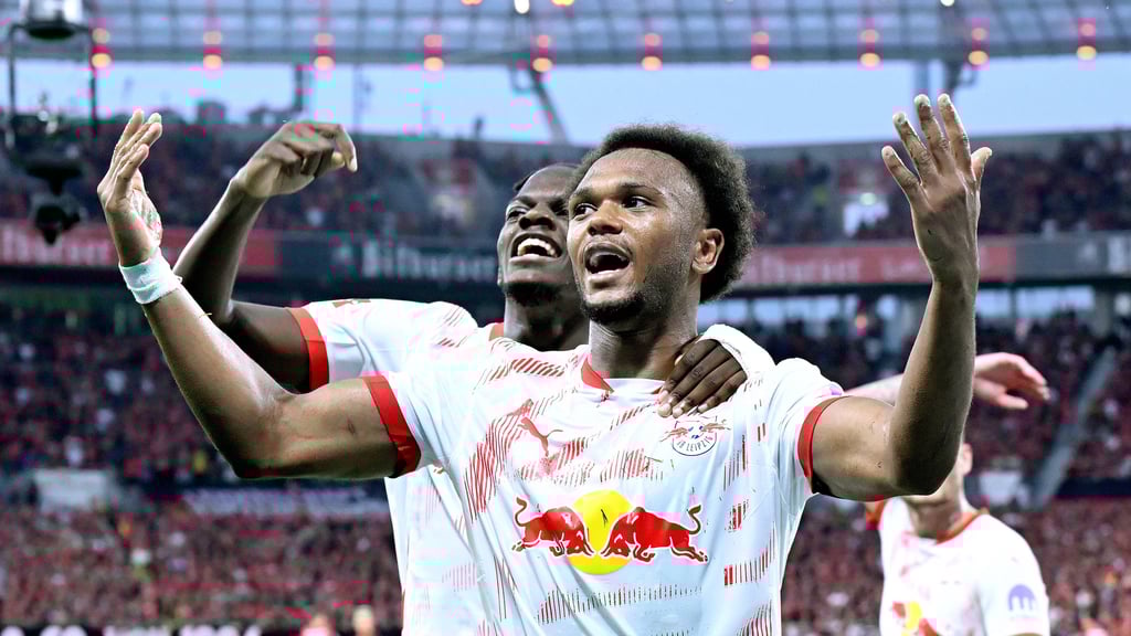 Matchwinner: Lois Openda wird von Castello Lukeba bejubelt.