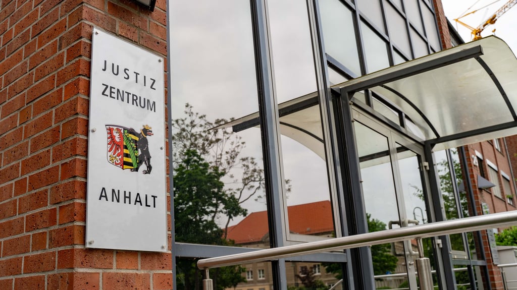 Vor dem Landgericht Dessau im Justizzentrum Anhalt musste sich der 68-Jährige aus dem Landkreis Wittenberg verantworten.
