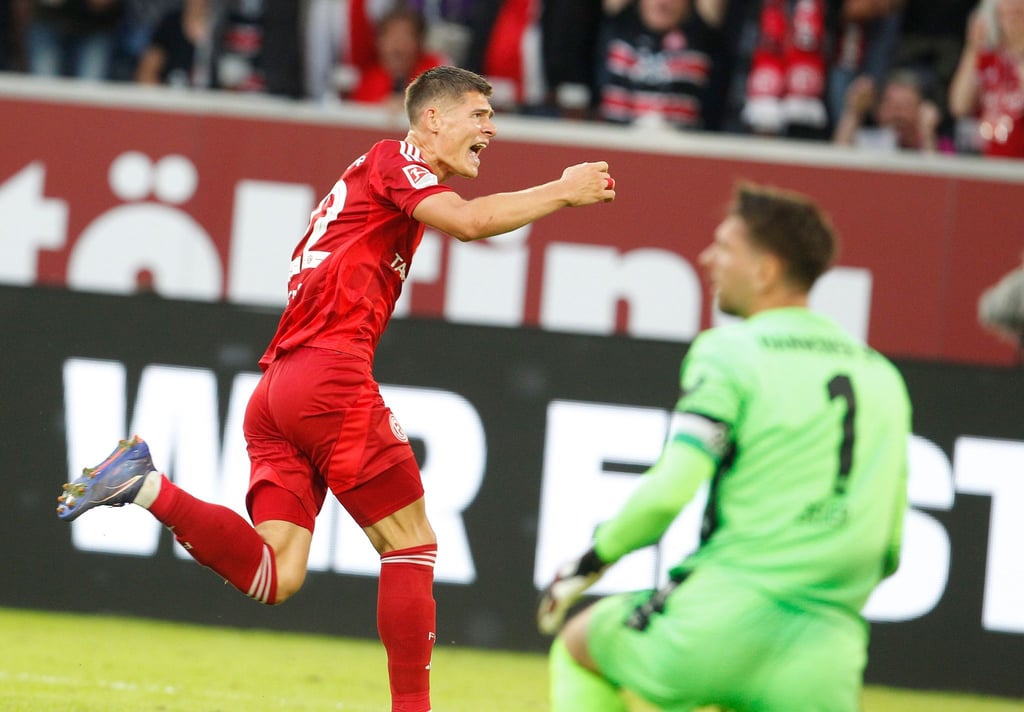 Fortuna-Torschütze Danny Schmidt und Düsseldorf grüßen von der Tabellenspitze.