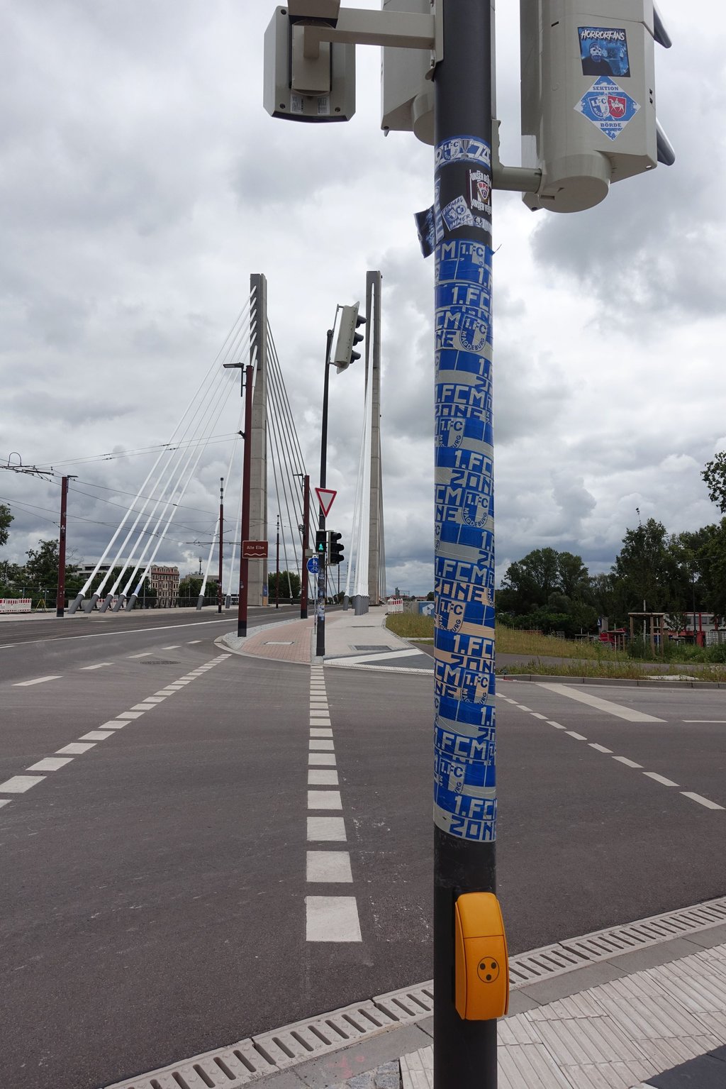 Ein Ampelmast nahe der Kaiser-Otto-Brücke ist mit Stickern mit FCM-Bezug überklebt.