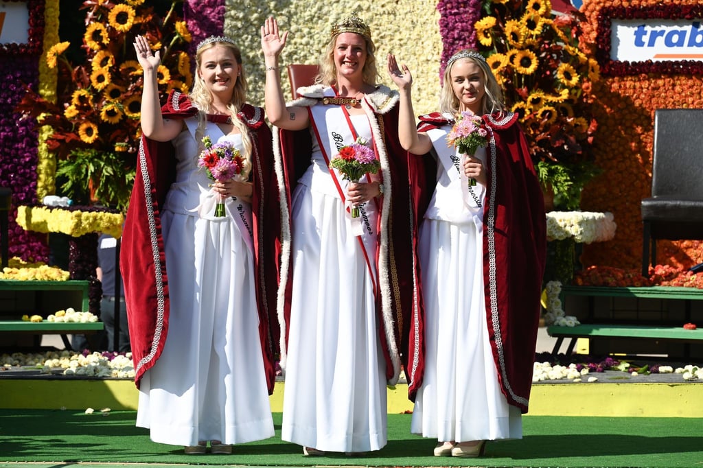 Die ostfriesische Blumenstadt Wiesmoor hat ein neues Blütenkönigshaus. Es besteht aus der Blütenkönigin und zwei Prinzessinnen.