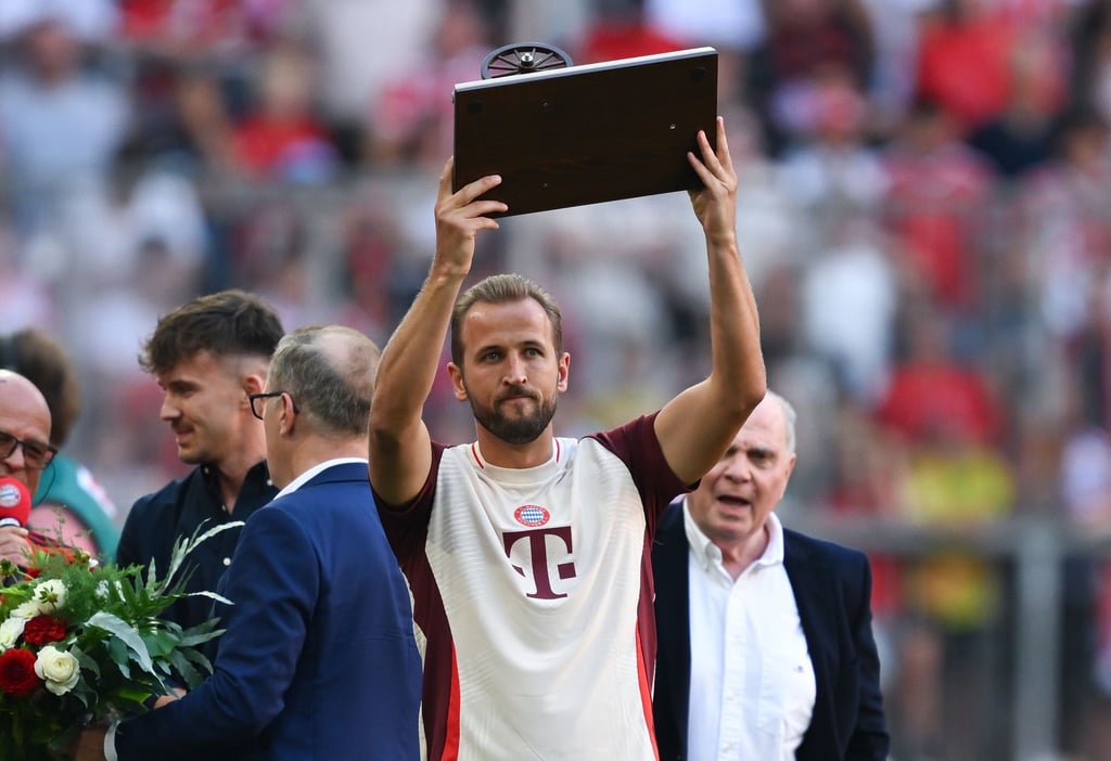 Vor dem Spiel gegen Freiburg bekommt Bayern-Stürmer Harry Kane die Torjäger-Kanone für die vergangenen Bundesliga-Saison.