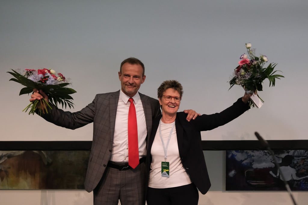 Sachsens BSW-Chefin Sabine Zimmermann und Vorsitzender Jörg Scheibe jubeln nach Verkündung der ersten Hochrechnungen auf der Bühne.