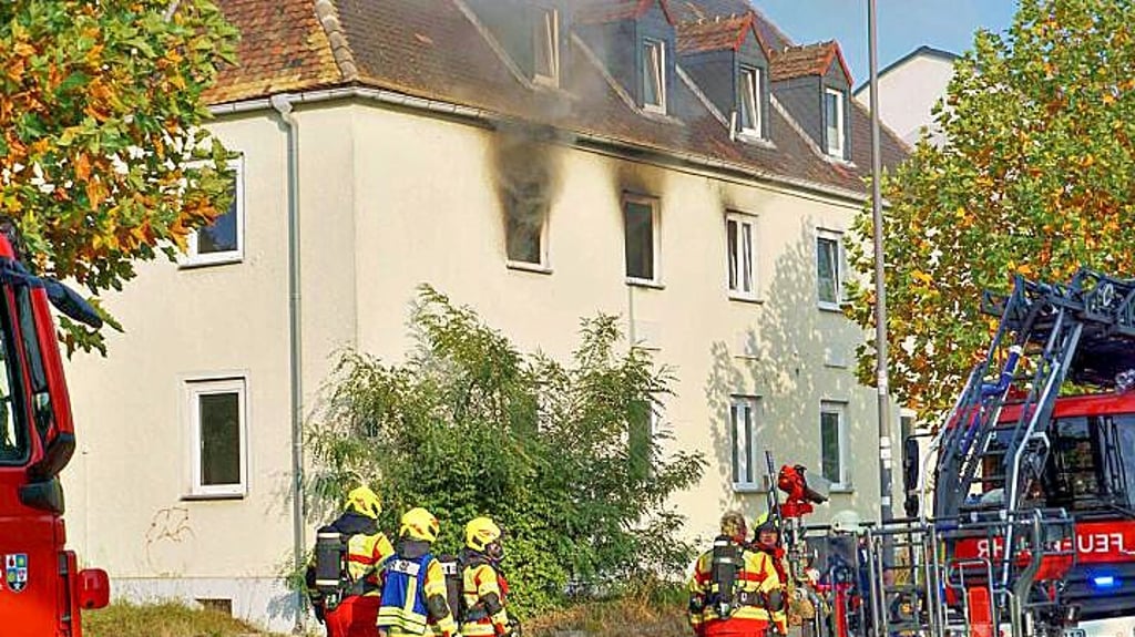 Schwarzer Rauch dringt aus dem ersten Obergeschoss und den Dachluken.