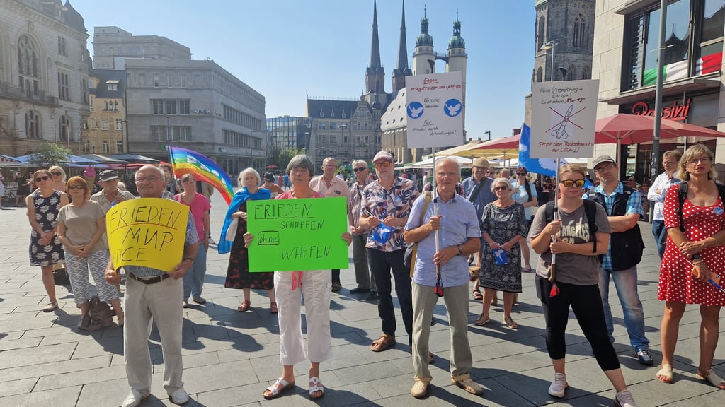 Mit Plakaten kamen die Teilnehmer.