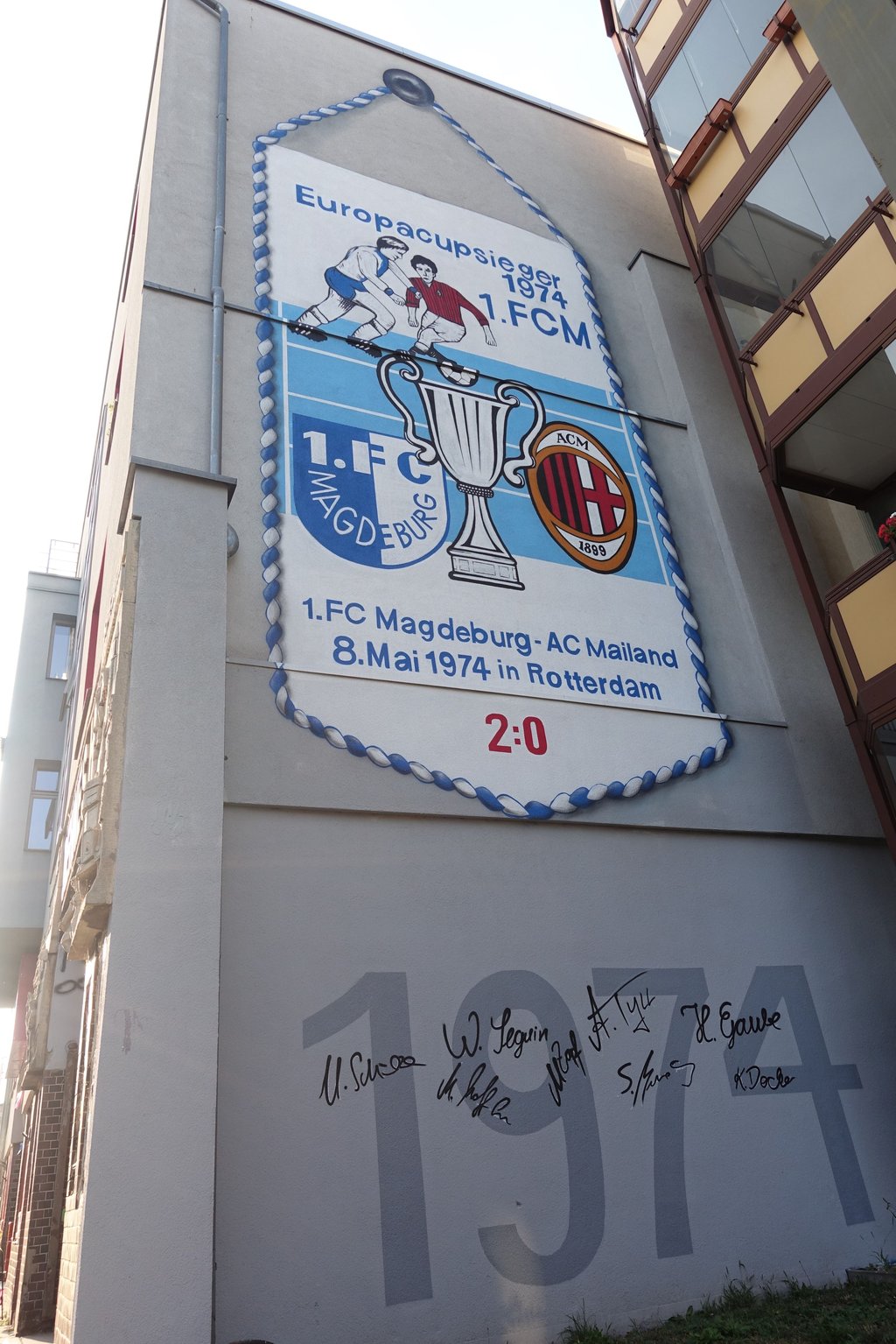 Ein weiteres gelunges Beispiel: Dieses Wandbild am Oli-Kino erinnert an den Europapokalsieg des FCM im Jahr 1974. Unten sind die Unterschriften von Spielern der Mannschaft zu sehen.