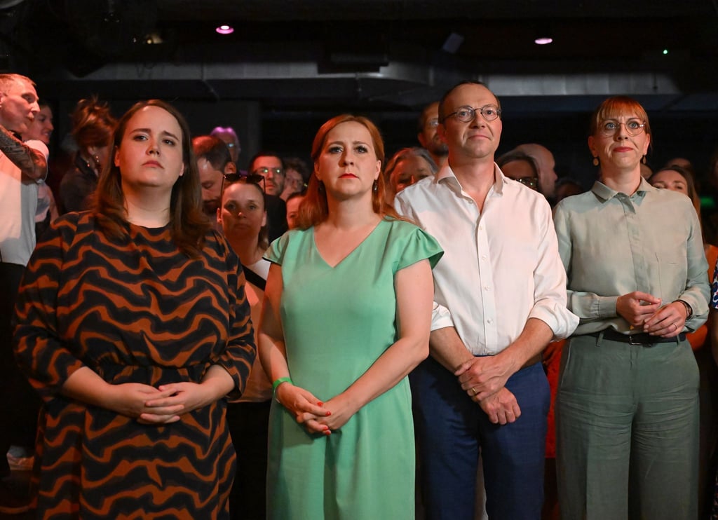 Das Grünen-Spitzentrio Franziska Schubert, Wolfram Günther und Katja Meier trat bei der Wahlparty in Dresden gemeinsam mit der Bundesparteivorsitzenden Ricarda Lang auf.