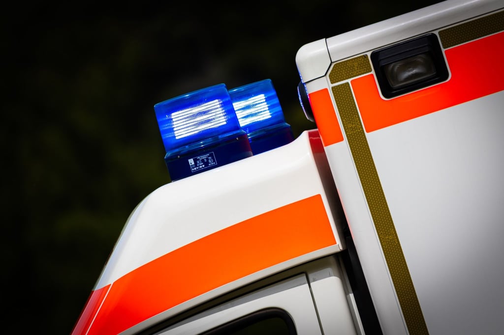 Ein Mann soll eine 27-jährige Frau in deren Wohnung in Bremen mit einem Messer angegriffen haben. Sie kam mit schweren Verletzungen ins Krankenhaus. (Symbolbild)