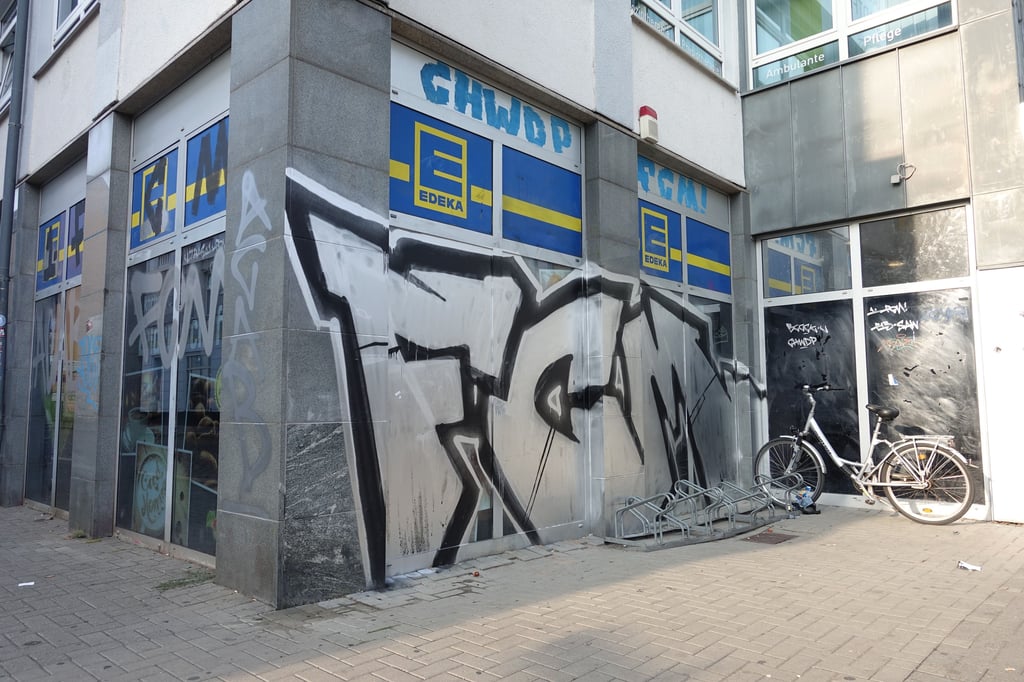 Auch dieser Supermarkt in Magdeburg ist mit FCM-Graffiti übermalt worden.