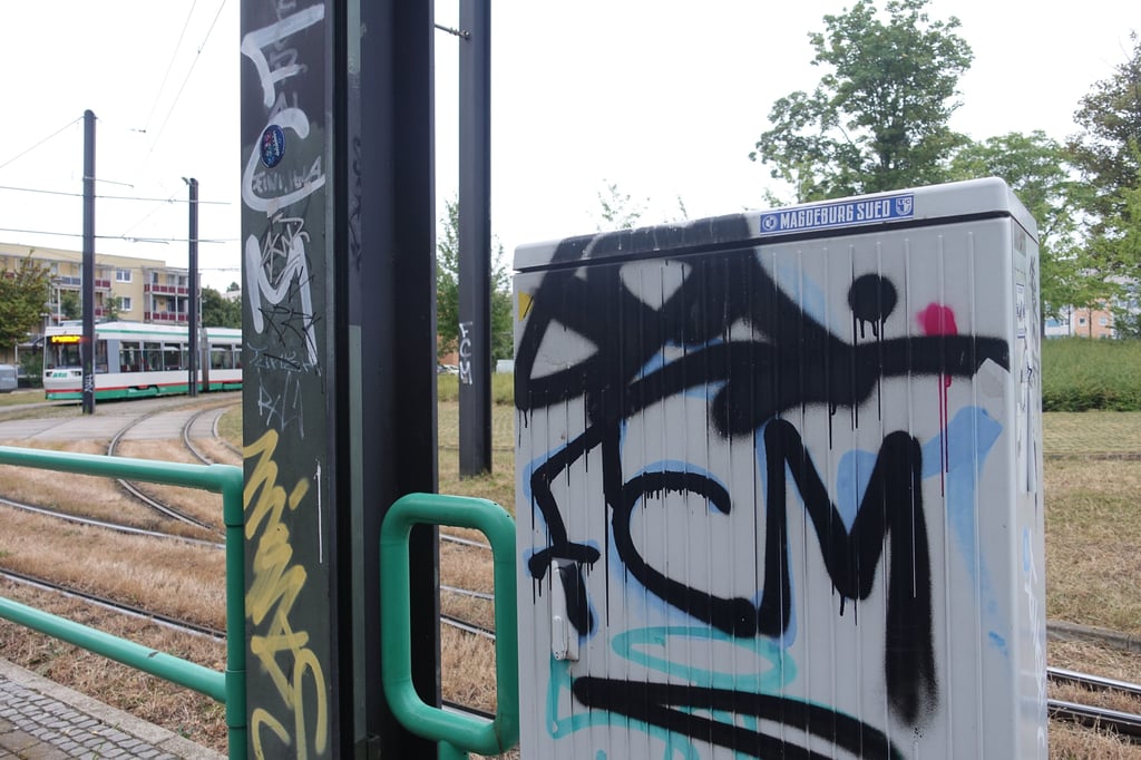 Schmierereien an einem Stromkasten nahe der Haltestelle "Reform" in Magdeburger Stadtteil.