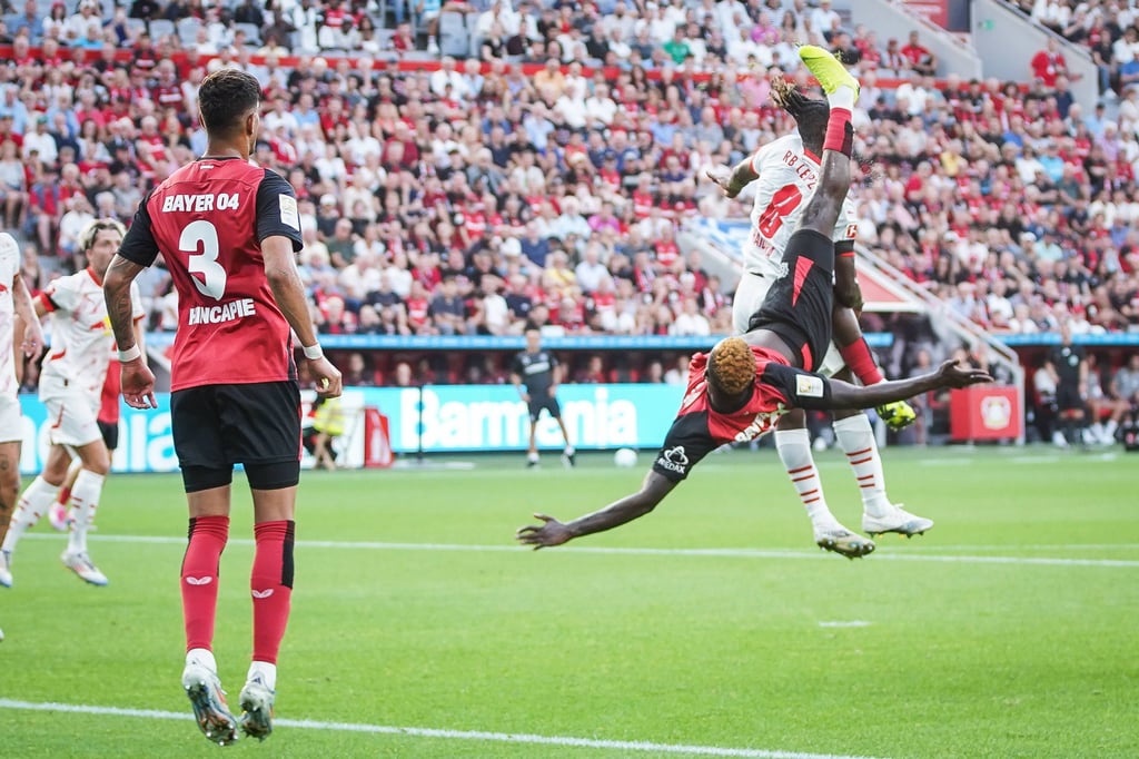 Mit dem Vollspann mitten ins Gesicht: Victor Boniface gegen Amadou Haidara.
