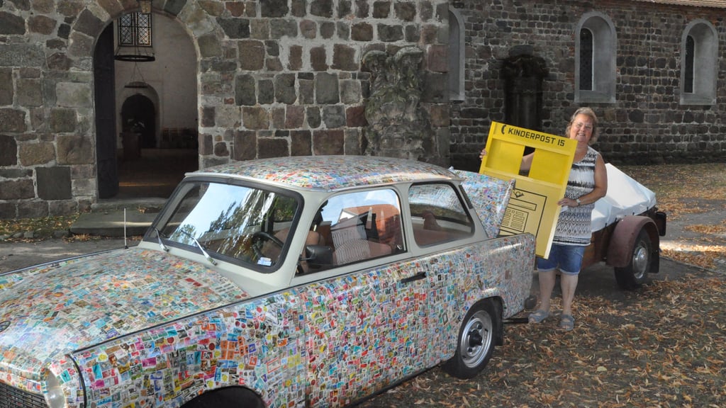 Carmen Kauffmann hat mit ihrem originellen Trabant zahlreiche Ausstellungsstücke angefahren.