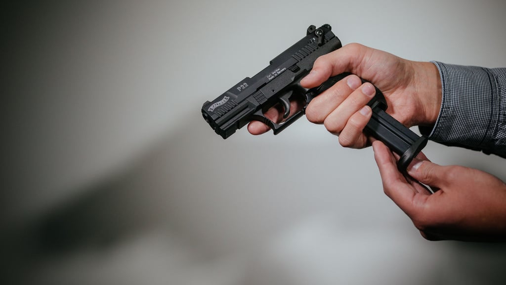Ein Mann lädt eine Schreckschuss-Pistole. In Biederitz sorgte ein Polizeiensatz im Zusammenhang mit einer Waffe für viel Aufsehen.
