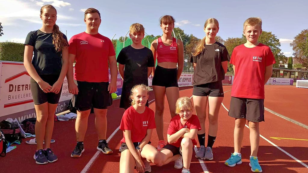 Die jungen Leichtathleten vom SV Lok Aschersleben waren top in Form: Hannah Stemmler (von links), Basti Kriesche, Julian Weber, Rose-Marie Kiefuß, Eva Leditschke, Marian Jorde und vorne die beiden Küken Mathilda (r.) und Neya. Evelyn Sasse und Florian Kriesche fehlen auf dem Foto.