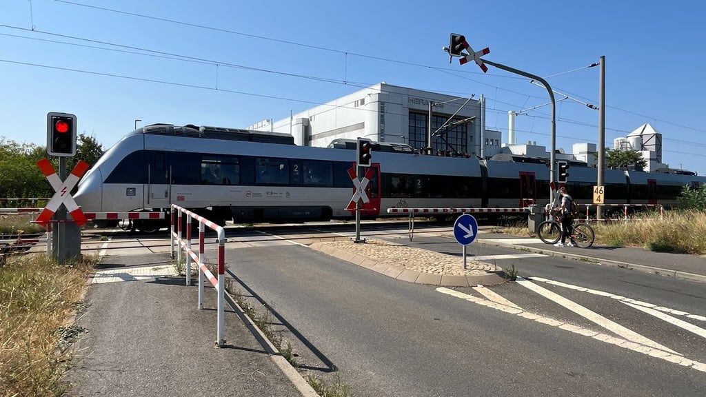 Auch beim tödlichen Unfall waren die Schranken am Bahnübergang in der Zeppelinstraße geschlossen.