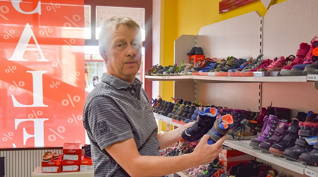 Mario Kämpf in seinem Schuhhaus an der Hagenstraße. Hier wird es bald keine Kinderschuhe mehr geben.