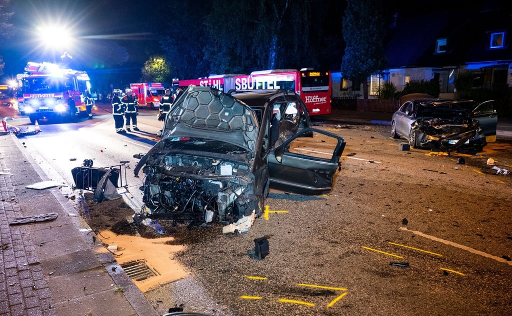 Nachdem sich der Verdacht auf ein illegales Straßenrennen erhärtet hat, sitzen die mutmaßlichen Unfallverursacher in U-Haft.