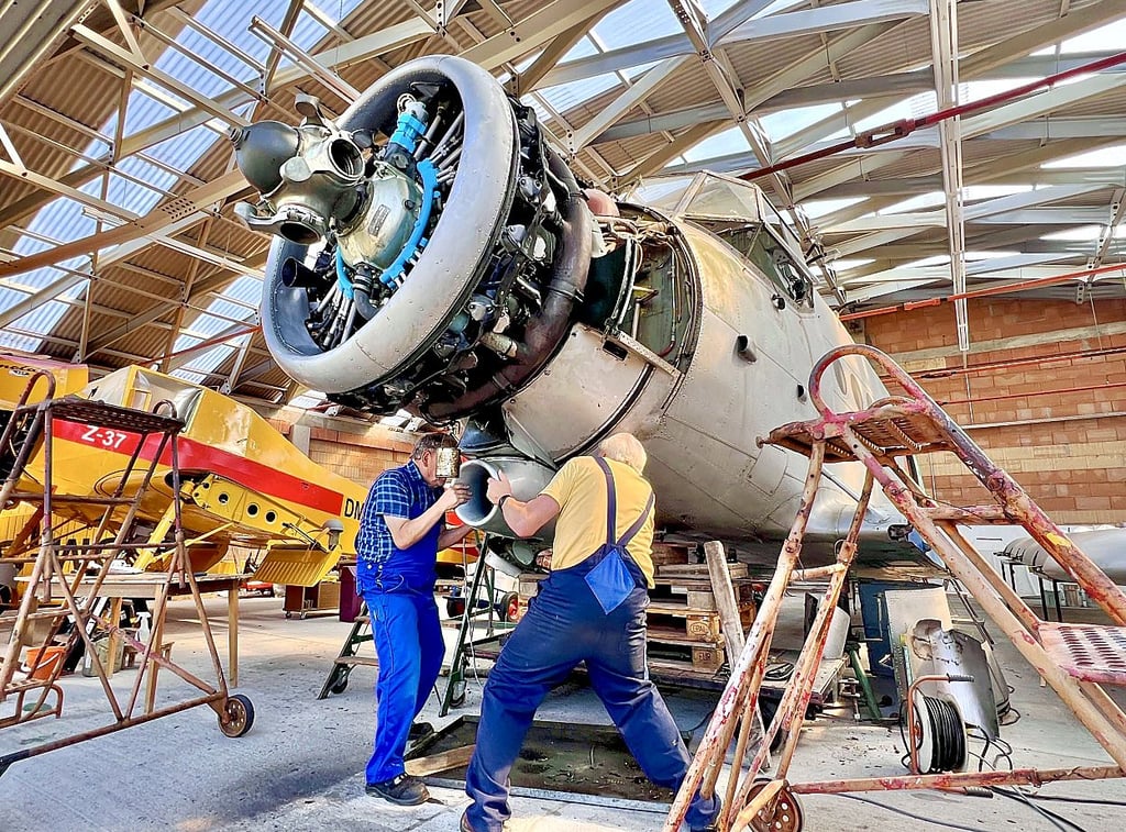 Gert Koppensdorf (l.) und Volker Uecker restaurieren in der der Flugzeughalle auf dem Gelände des Technikmuseums die AN-2 „Anhalt“.