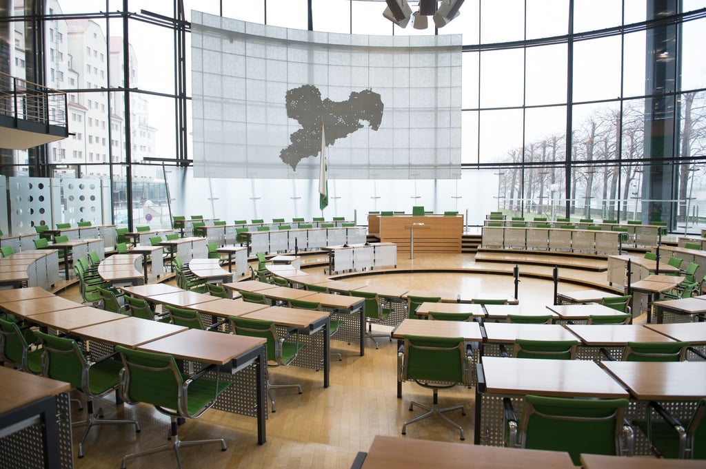 Wahlleiter überprüft Ergebnis zur Landtagswahl (Archivbild).