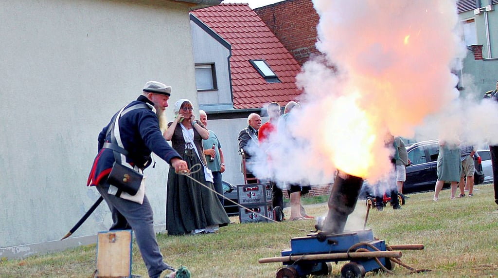 So sieht es aus, wenn eine Kanone gezündet wird - hier auf dem Dorfplatz in Dobritz. Dort veranstalteten die Schützen des Ortes ein Böllerschießen.