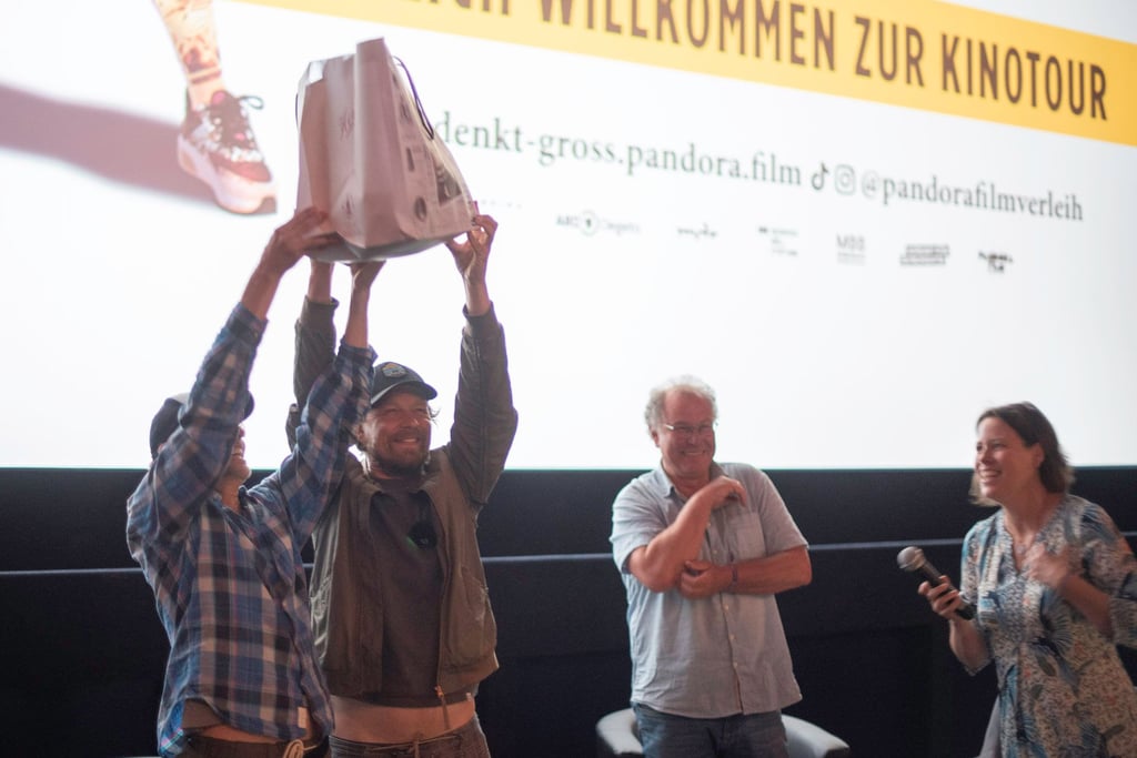 "Micha denkt groß" im  Filmpalast Salzwedel mit  Jan Georg Schütte (von links9,  Lars Jessen, Carsten Niemann  und Barbara Bode.