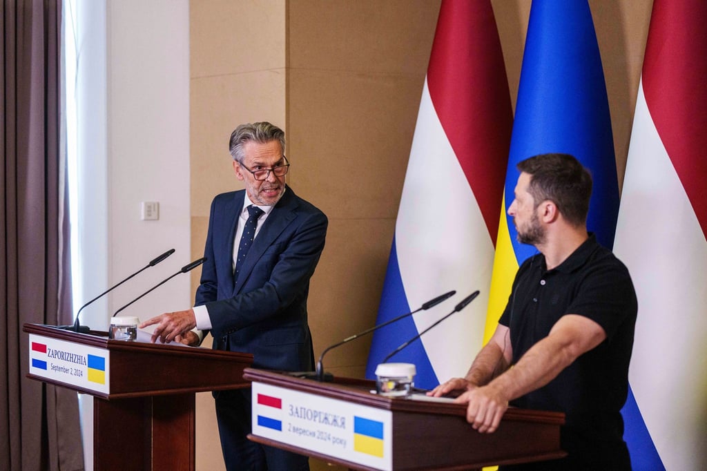 Der ukrainische Präsident Wolodymyr Selenskyj fordert bei einem Treffen mit dem niederländischen Regierungschef Dick Schoof erneut die Freigabe von reichweitenstarken Waffen für Schläge gegen russischen Hinterland.
