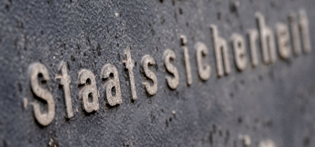 „Staatssicherheit“ steht auf einem Schild der früheren Bezirksverwaltung an der heutigen Außenstelle des Bundesarchivs in Leipzig.