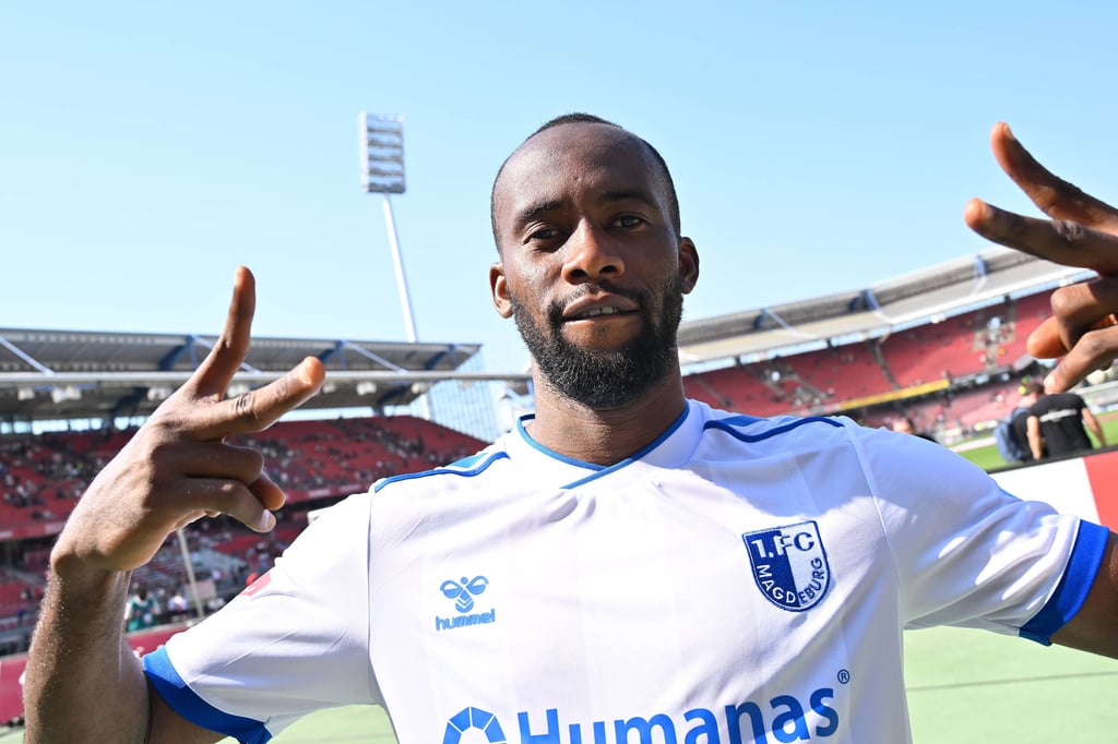 Silas Gnaka bejubelt den Erfolg seines 1. FC Magdeburg nach dem Spiel gegen den 1. FC Nürnberg.