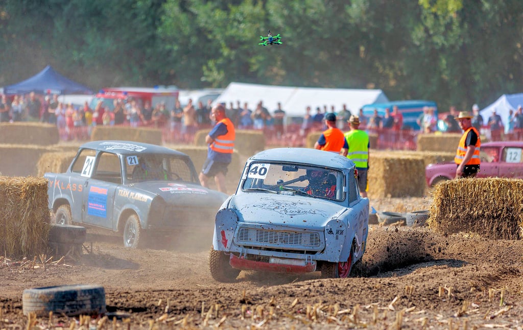 Loitzschütz feierte vom 30. August bis 1. September das 33. Dreschfest und die 31. Trabi-Rallye. Die Rennpappe-Piloten heizten mit ihren Zwickauer Zwei-Takt-„Boliden“ am Samstag auf dem Stoppelacker zum Qualifikationsrennen.