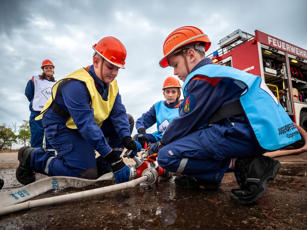 Beim 24-Stunden-Dienst der Jugendfeuerwehren Gommern und Nedlitz schließt der Wassertrupp Schläuche an die Kupplung an.