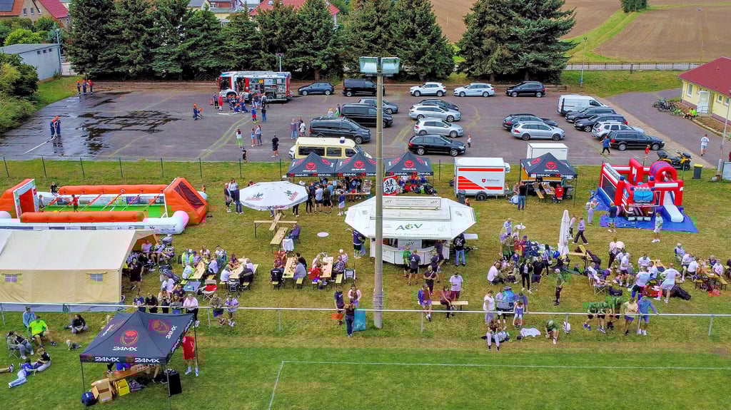 Auf dem Sportplatz am Schwimmbad in Oschersleben hatten die Gastgeber einen großen Fest- und Spielplatz aufgebaut.