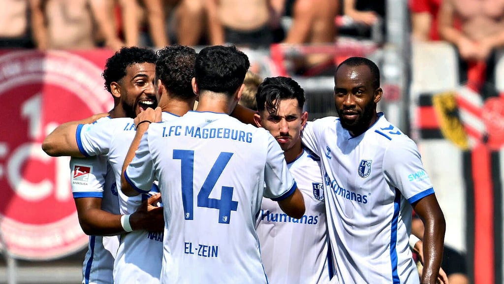 Der 1.FC Magdeburg freut sich über die drei weitere Saisonpunkte in der noch frischen Zweitliga-Saison. Gegen Nürnberg gewannen die Blau-Weißen auswärts 4:0.
