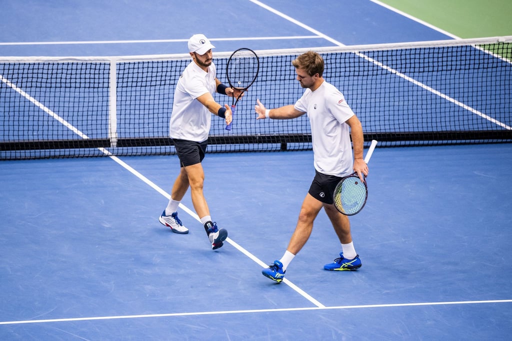 Tim Pütz (l) und Kevin Krawietz dürfen bei den US Open auf den Titel hoffen.