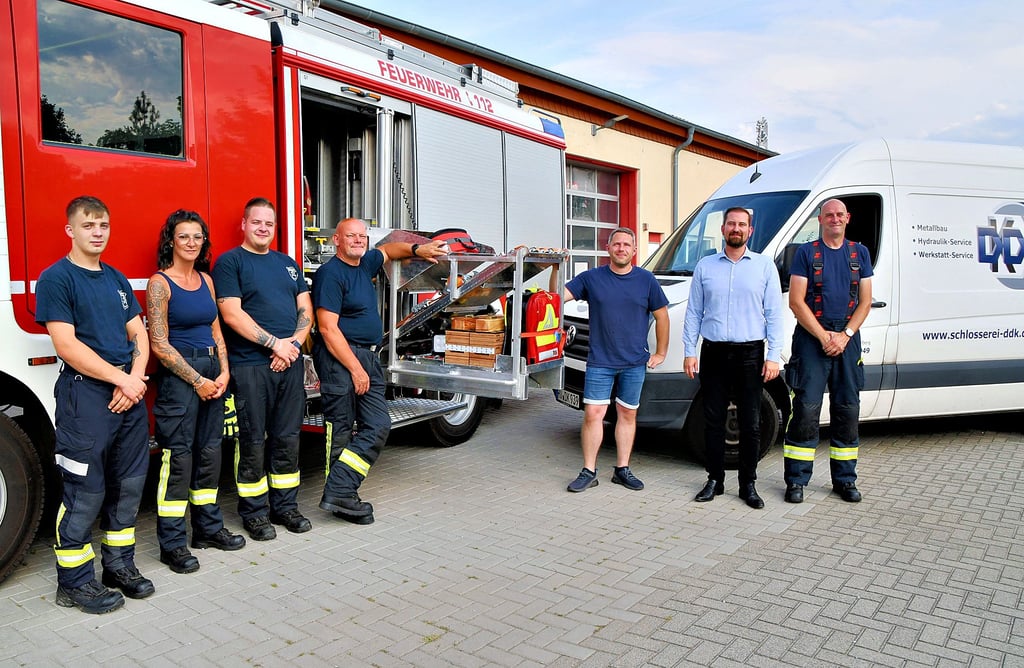 Kurzes Antreten für Kameraden der Havelberger Feuerwehr um Ortswehrleiter Andreas Brütt (4. von links): Bürgermeister Mathias Bölt und DDK-Chef Dennis Kindel (2. und 3. von rechts) übergeben der Wehr das neue Modul.