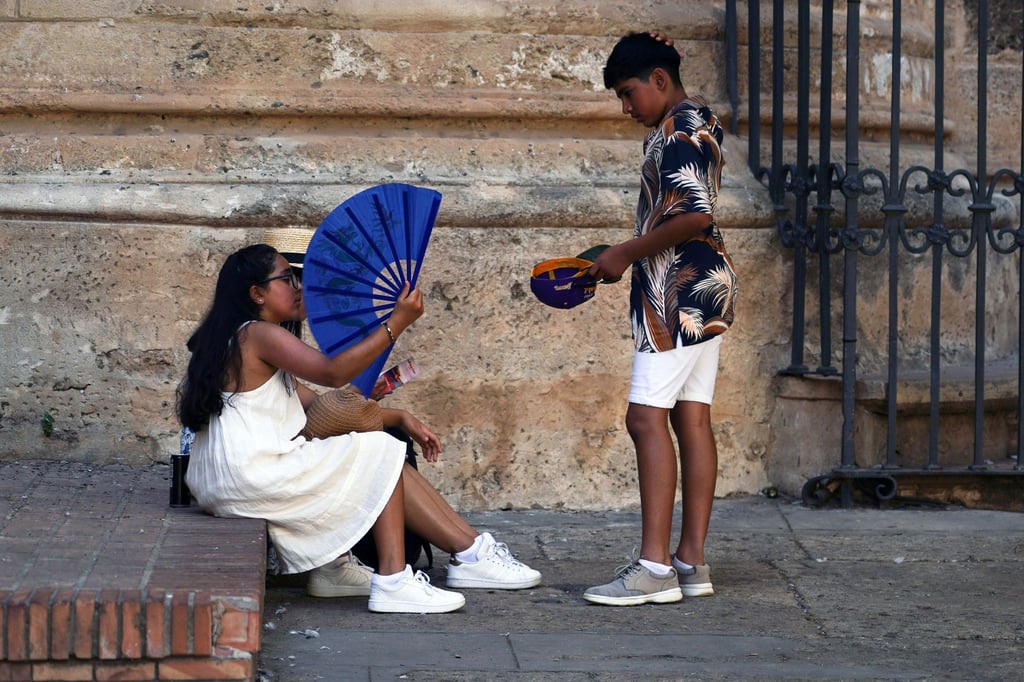 Vor allem in Andalusien im Süden Spaniens steigen die Temperaturen oft auf mehr als 40 Grad. Und auch die Nächte sind mit mehr als 20 Grad tropisch heiß.