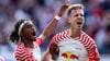 Dani Olmo (r.) und Mohamed Simakan brachten RB Leipzig 100 Millionen Euro ein.