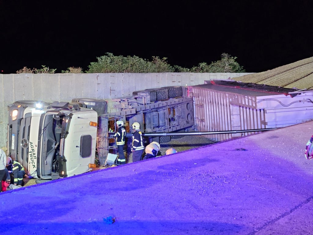 Auf einem Weg zwischen Eisleben und Polleben ist ein Lkw beim Entladen umgekippt. Der Fahrer wurde schwer verletzt.